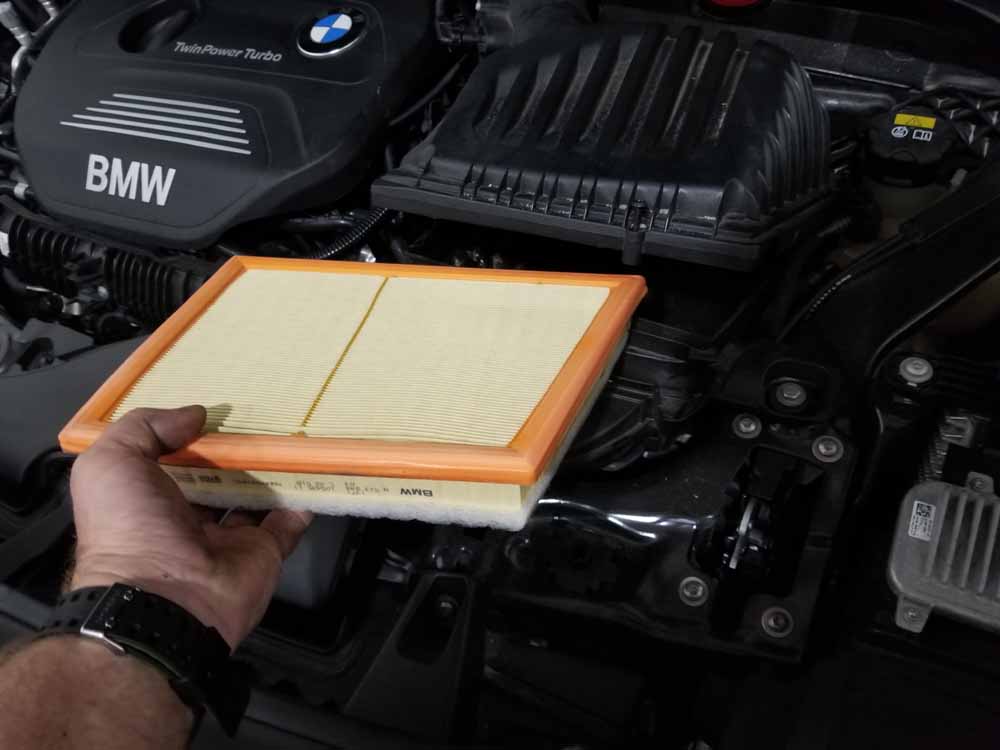 Замена воздушного фильтра двигателя BMW