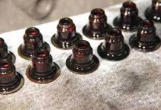 Замена маслосъемных колпачков БМВ